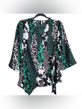 Cato size medium Black and Green Floral Wrap Top